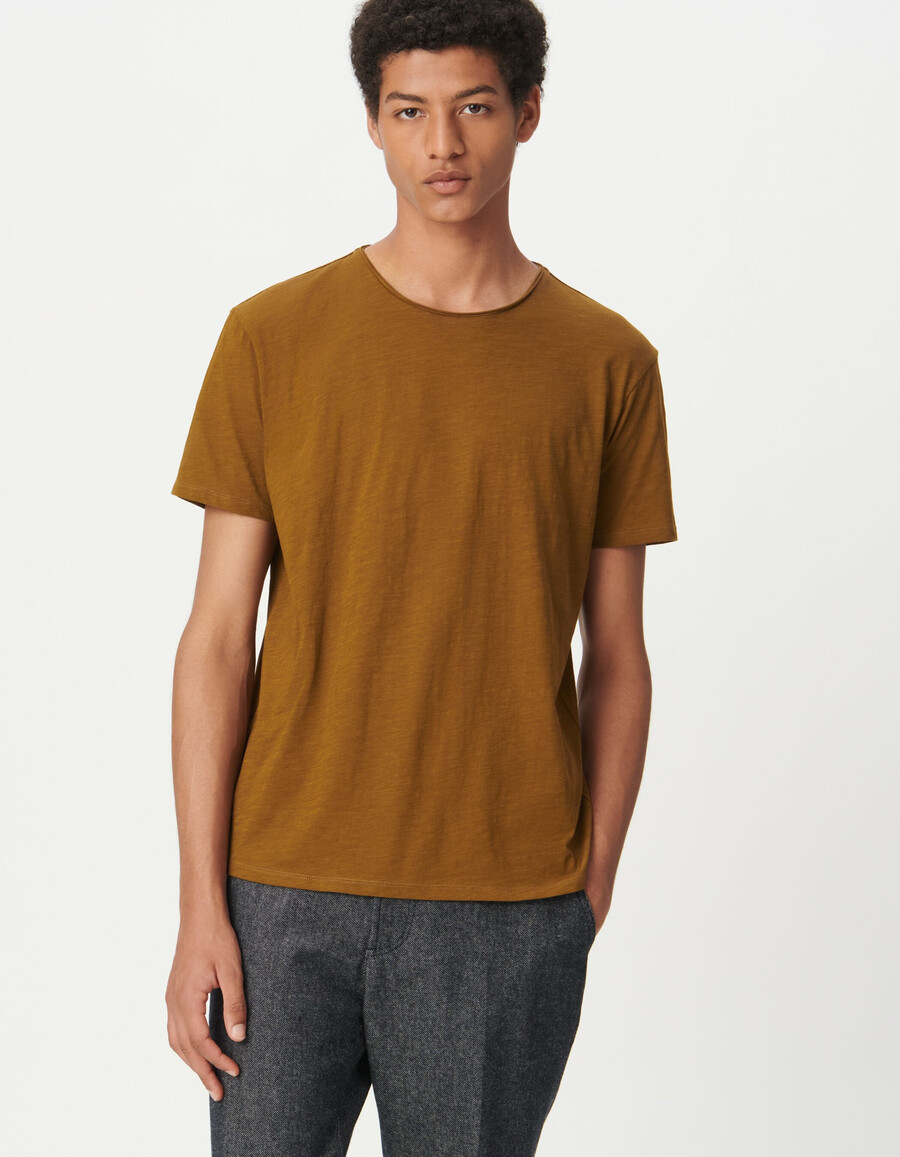 herren-t-shirt aus ockerfarbener bio-baumwolle mit rundhalsausschnitt