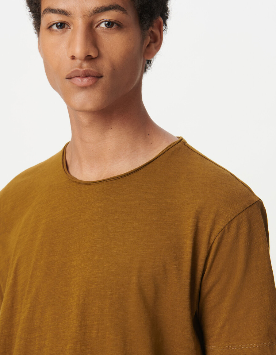 herren-t-shirt aus ockerfarbener bio-baumwolle mit rundhalsausschnitt