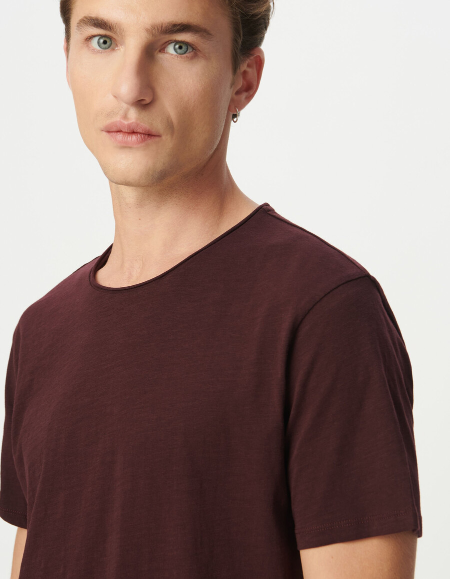 herren-t-shirt aus pflaumenfarbener bio-baumwolle mit rundhalsausschnitt