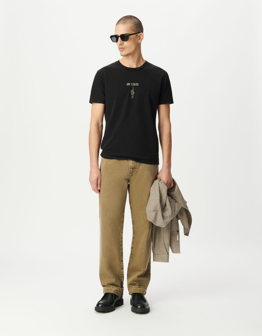 schwarzes herren-t-shirt mit kurzen ärmeln und handmotiv
