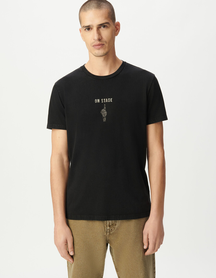 schwarzes herren-t-shirt mit kurzen ärmeln und handmotiv