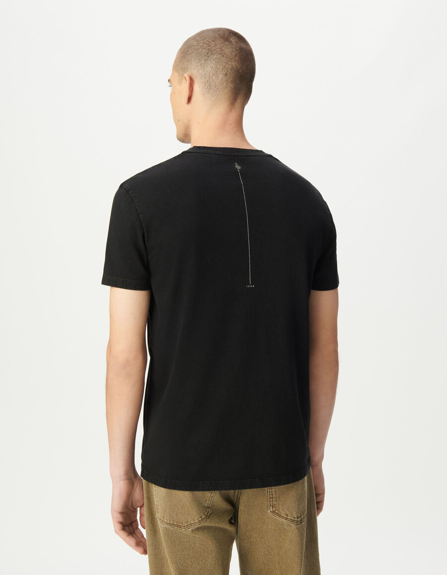 schwarzes herren-t-shirt mit kurzen ärmeln und handmotiv