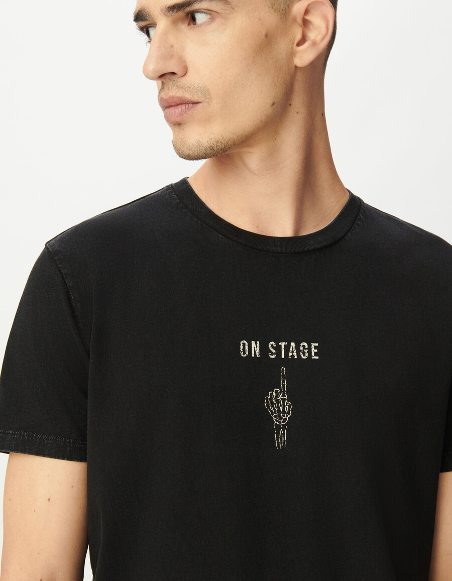 schwarzes herren-t-shirt mit kurzen ärmeln und handmotiv