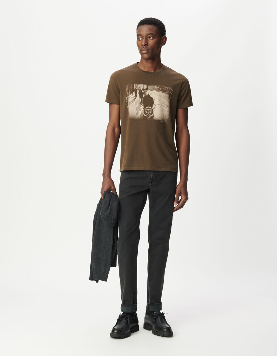 herren-t-shirt in khaki mit kurzen ärmeln und biker-motiv