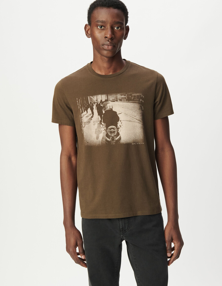 herren-t-shirt in khaki mit kurzen ärmeln und biker-motiv