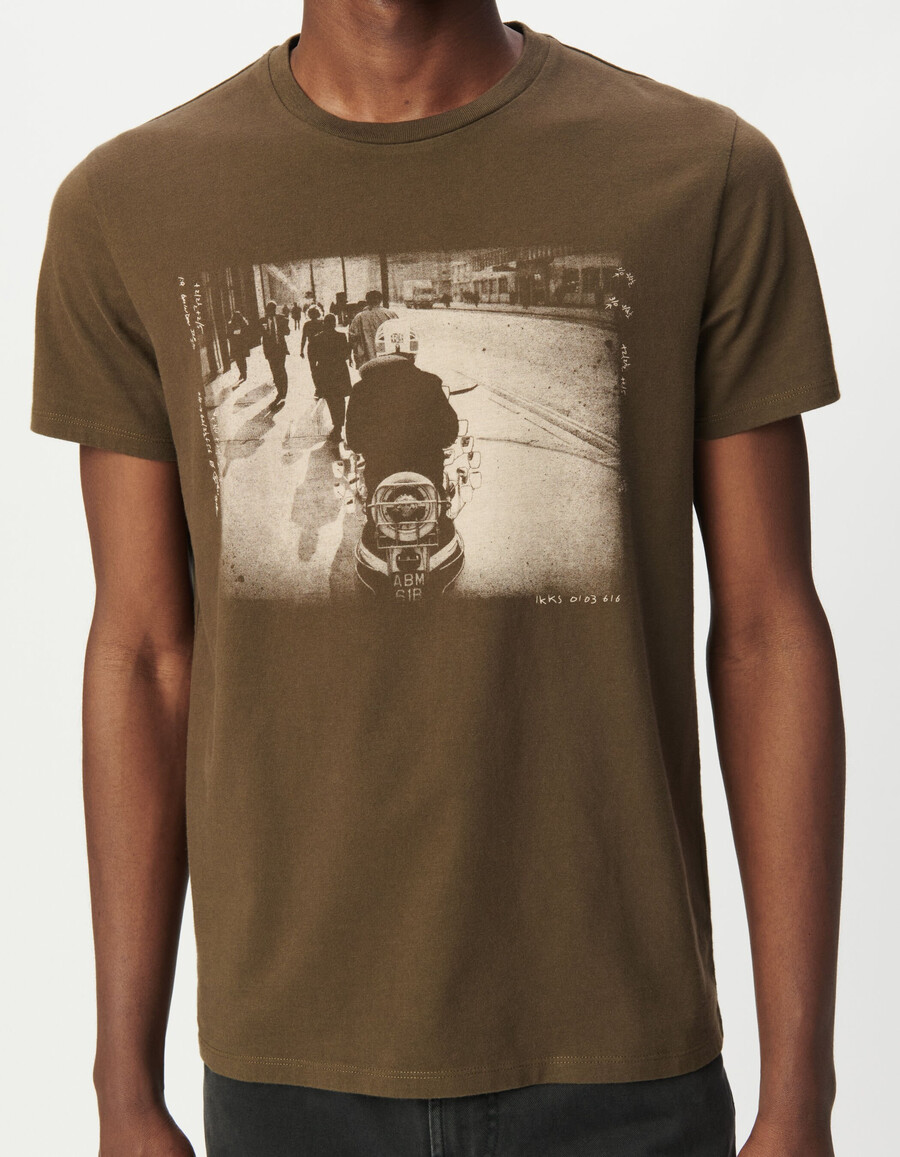 herren-t-shirt in khaki mit kurzen ärmeln und biker-motiv