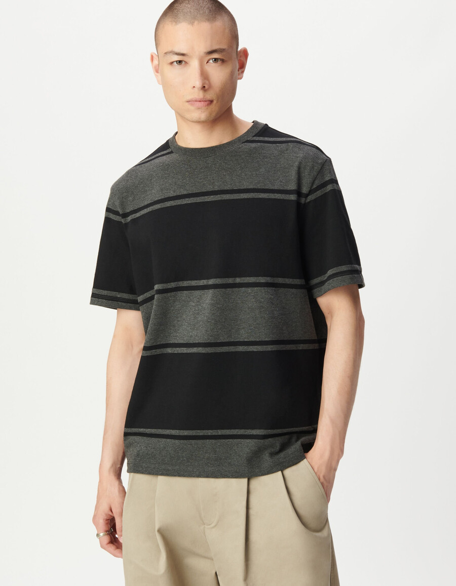 graues herren-t-shirt mit kurzen ärmeln und breiten schwarzen streifen