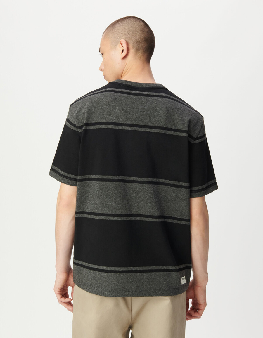 graues herren-t-shirt mit kurzen ärmeln und breiten schwarzen streifen