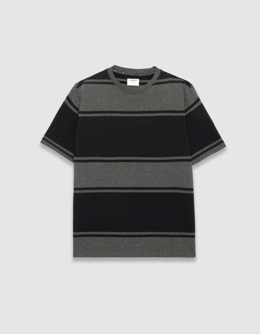 graues herren-t-shirt mit kurzen ärmeln und breiten schwarzen streifen