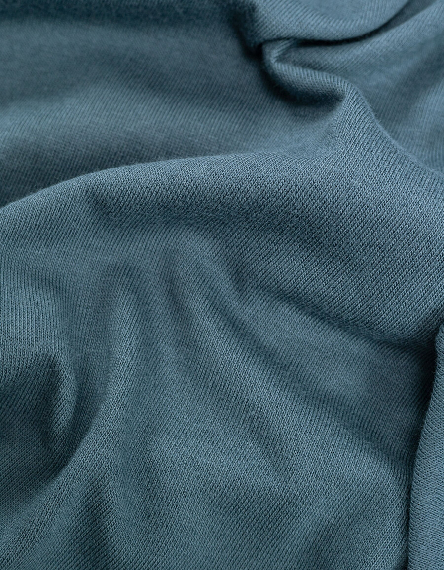 herren-polohemd aus blauem baumwoll-modal mit kurzen ärmeln