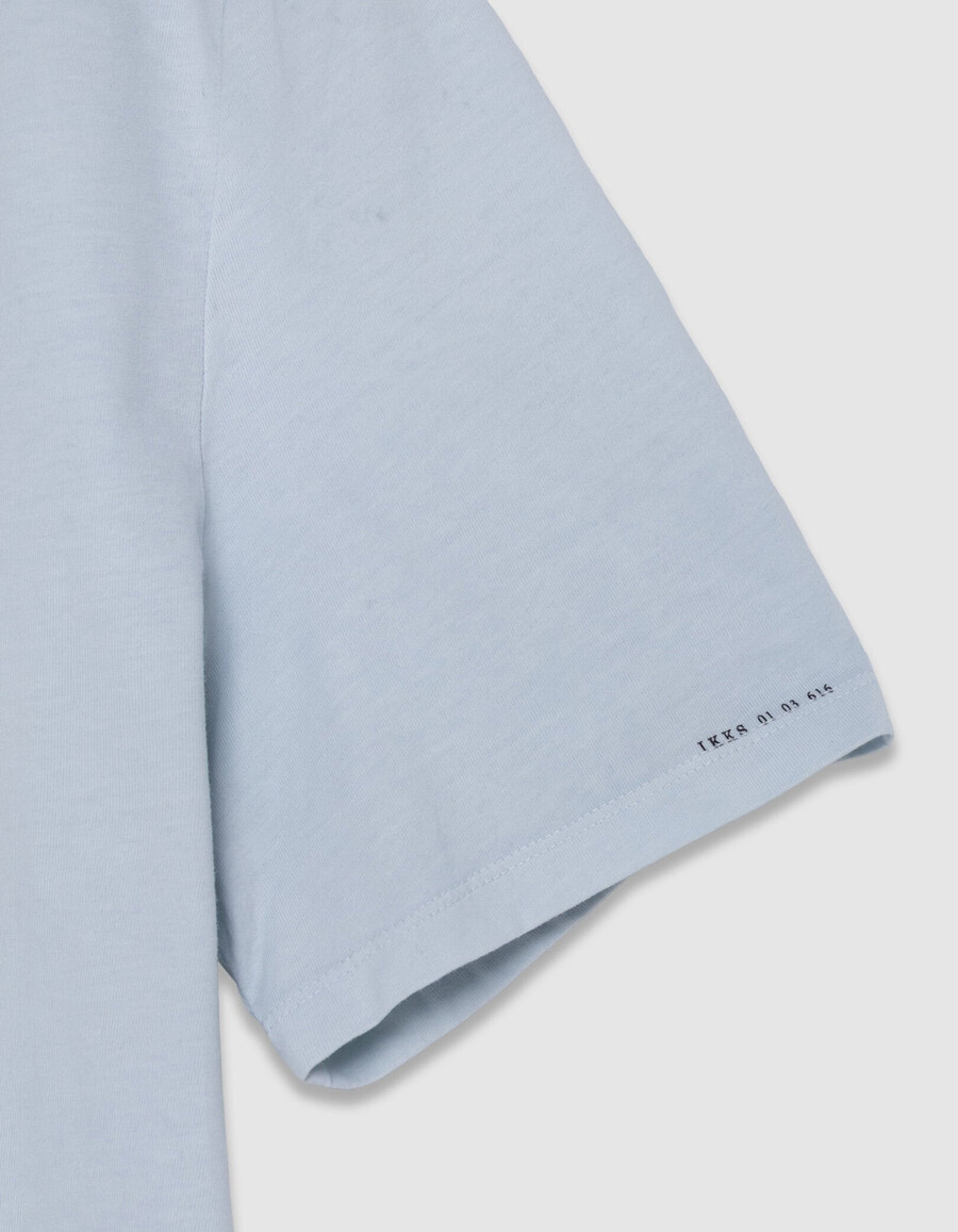 herren-t-shirt aus hellblauer bio-baumwolle mit rundhalsausschnitt