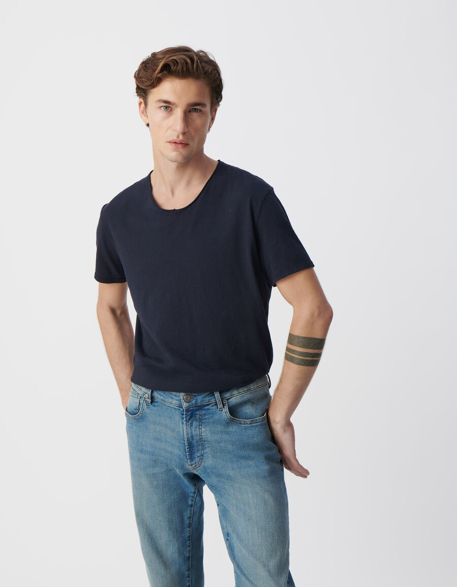 essential blaues herren-t-shirt mit v-ausschnitt