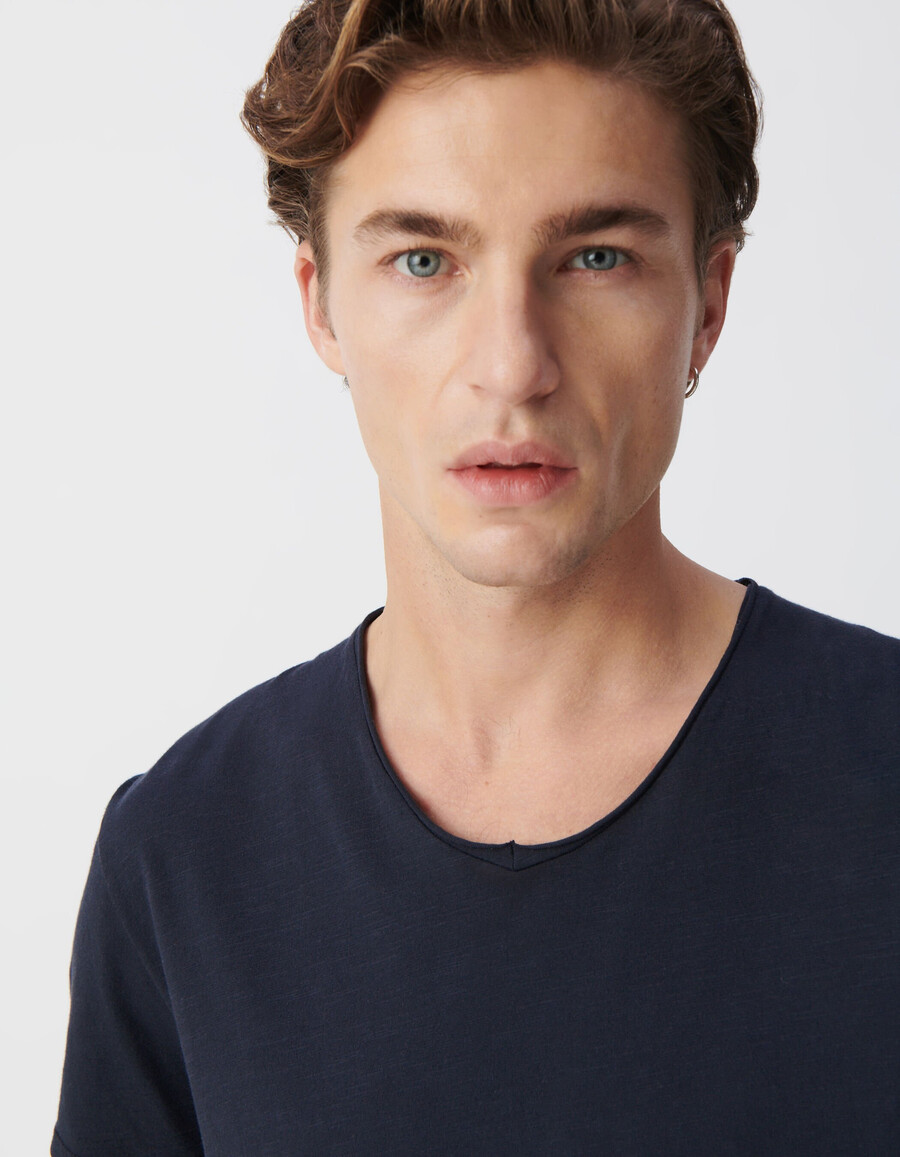 essential blaues herren-t-shirt mit v-ausschnitt