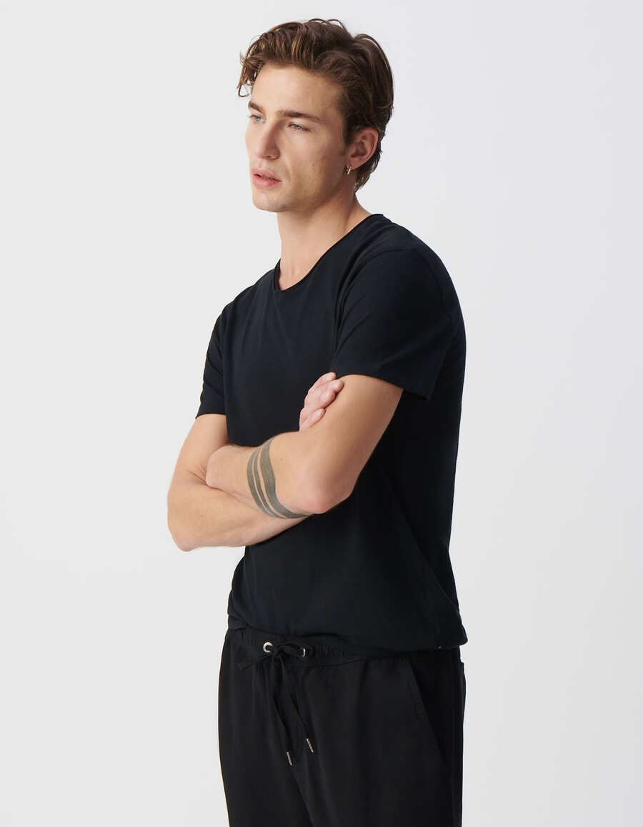 schwarzes herren-t-shirt mit v-ausschnitt