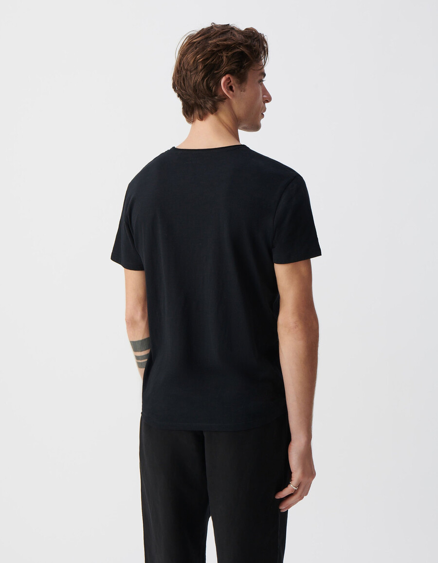 schwarzes herren-t-shirt mit v-ausschnitt