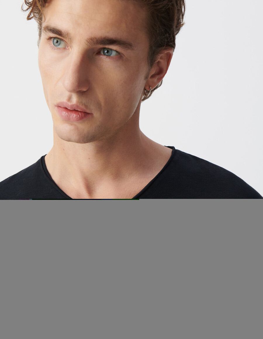 schwarzes herren-t-shirt mit v-ausschnitt
