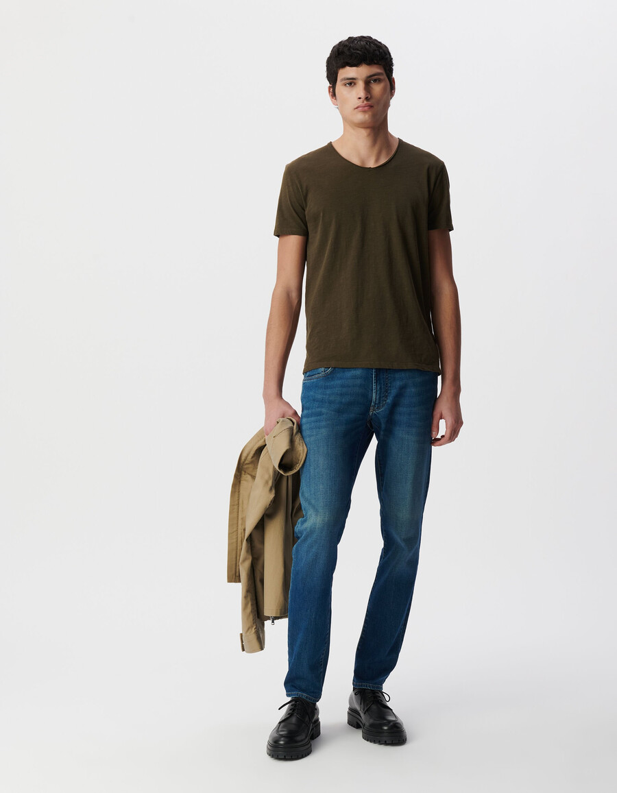 essential herren-t-shirt mit v-ausschnitt in dunkelkhaki