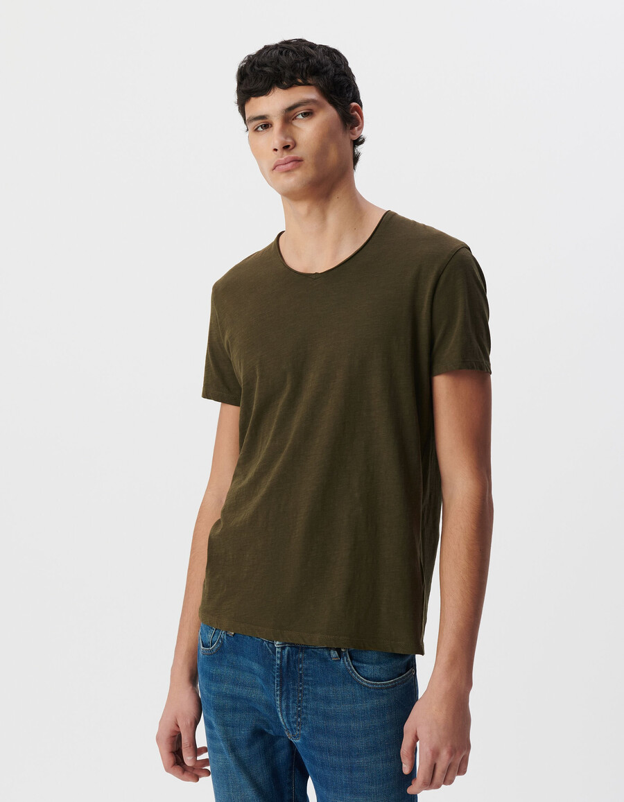 essential herren-t-shirt mit v-ausschnitt in dunkelkhaki