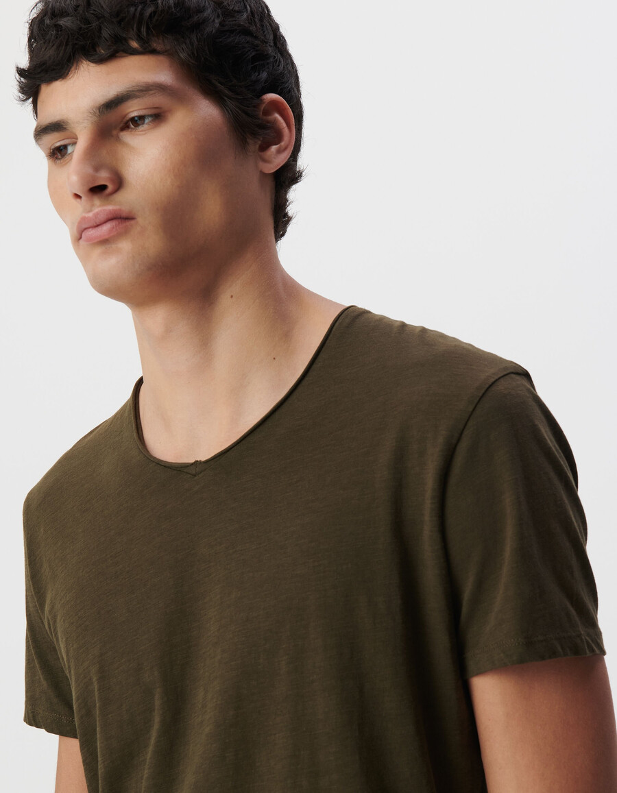 essential herren-t-shirt mit v-ausschnitt in dunkelkhaki