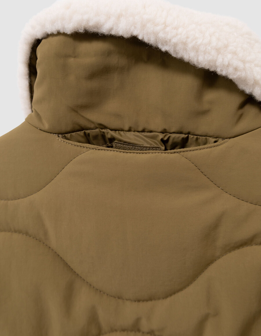 khakifarbene steppjacke für jungen kragen mit fellfutter versteckte kapuze