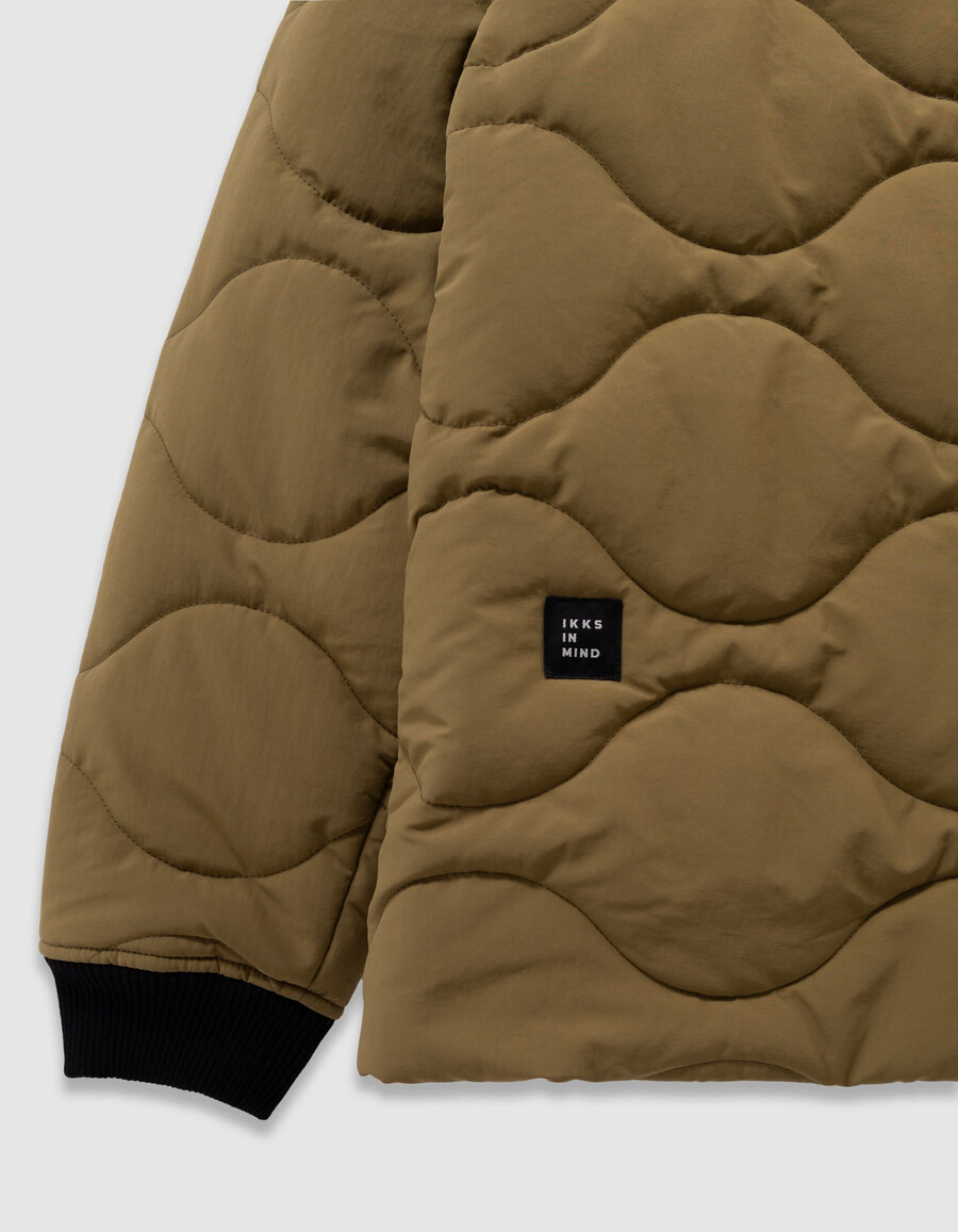 khakifarbene steppjacke für jungen kragen mit fellfutter versteckte kapuze