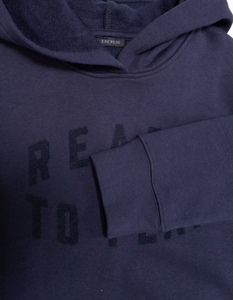marineblauer jungen-hoodie mit beflocktem samt-slogan