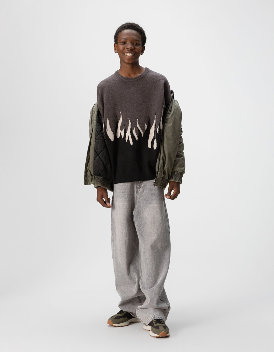 grauer jacquard-strickpullover mit flammenmuster für jungen