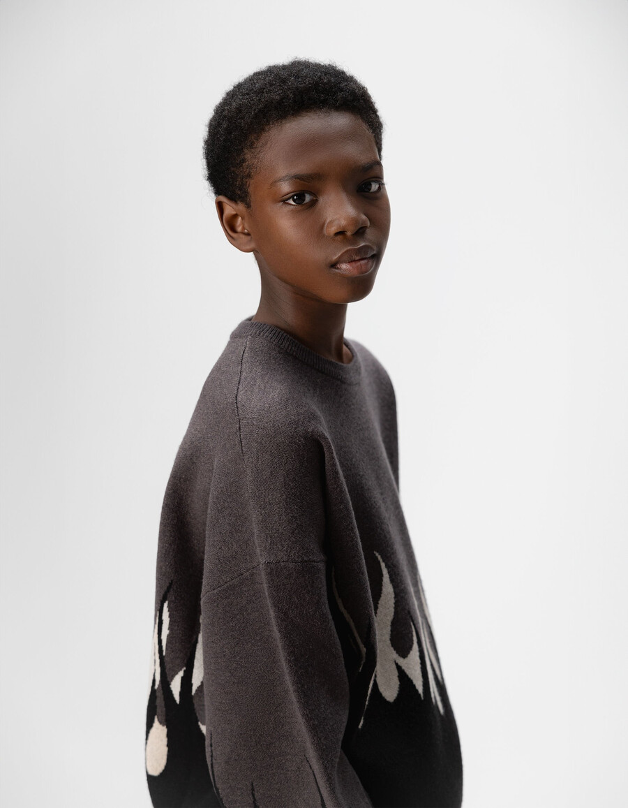 grauer jacquard-strickpullover mit flammenmuster für jungen