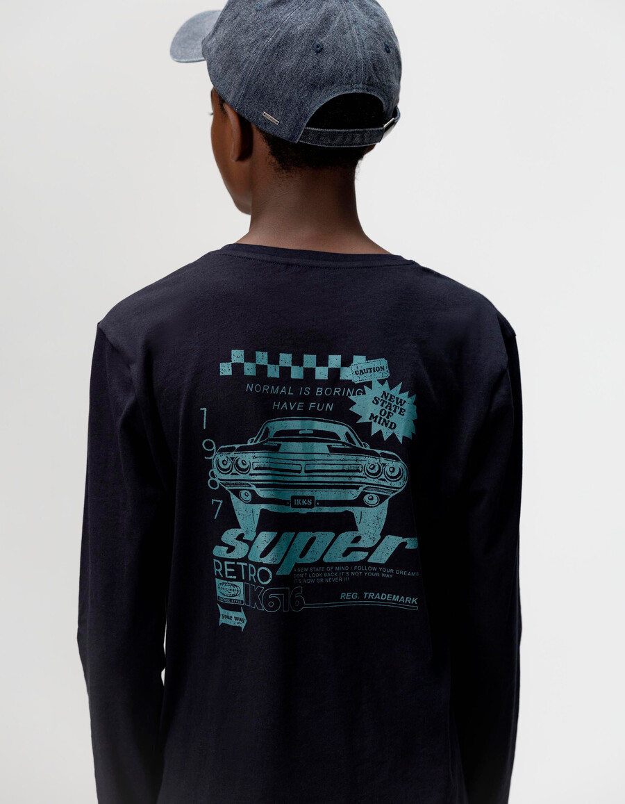 marineblaues t-shirt aus bio-baumwolle für jungen mit automotiv auf dem rücken
