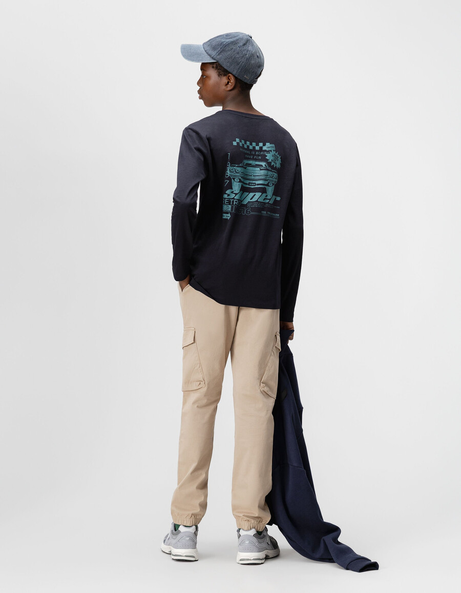 marineblaues t-shirt aus bio-baumwolle für jungen mit automotiv auf dem rücken