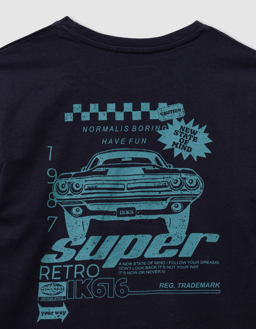 marineblaues t-shirt aus bio-baumwolle für jungen mit automotiv auf dem rücken