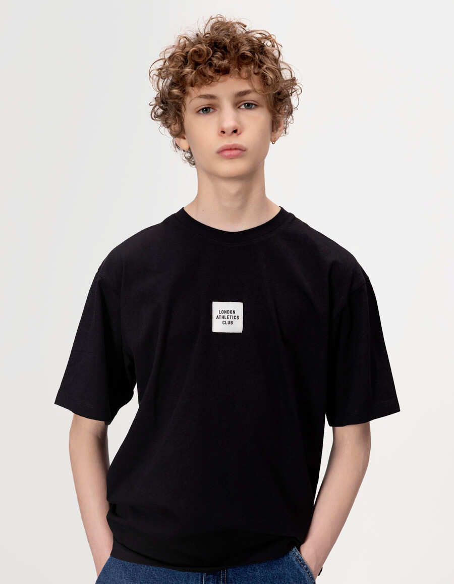 schwarzes kurzarm-t-shirt für jungen mit xl-aufdruck auf dem rücken