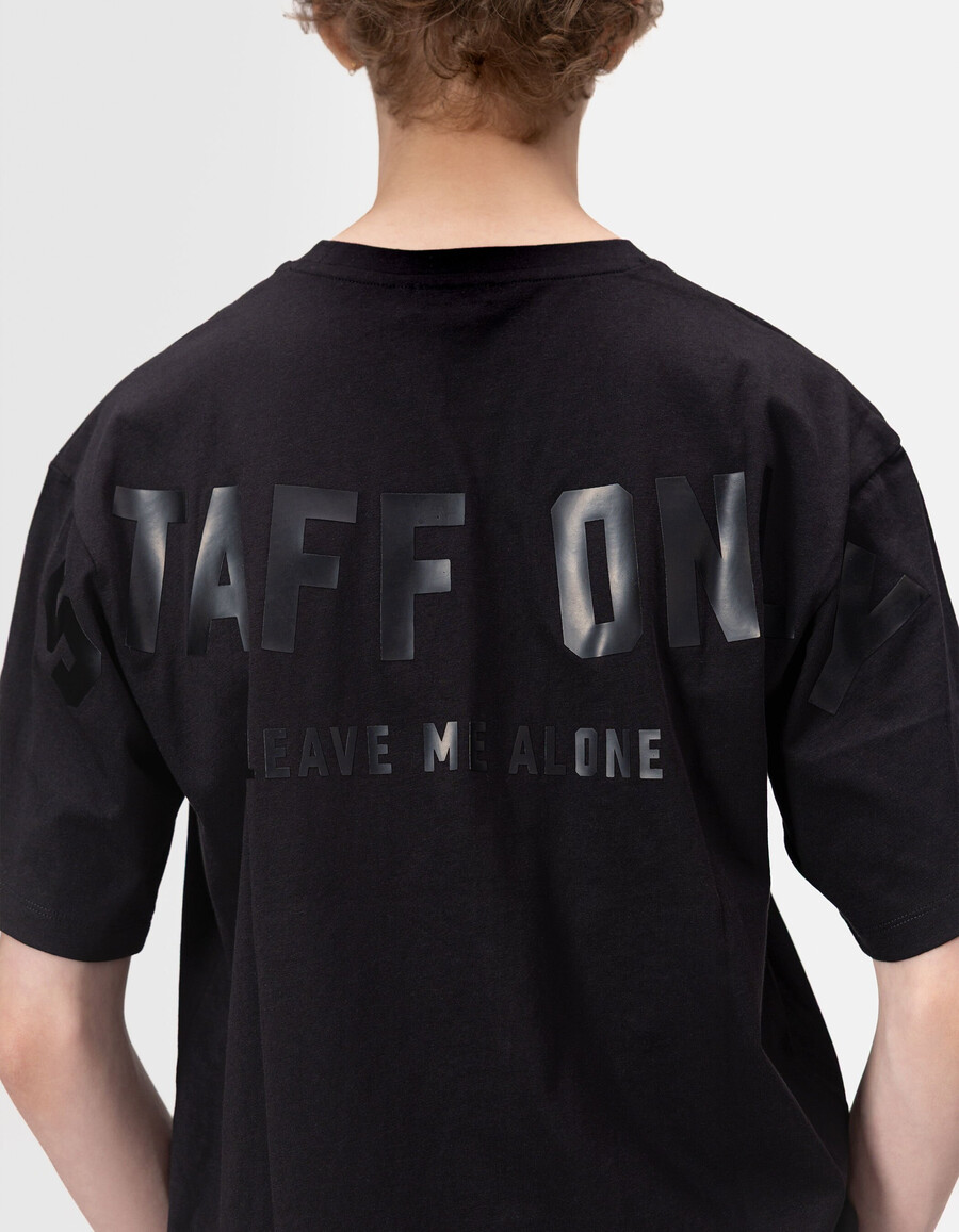 schwarzes kurzarm-t-shirt für jungen mit xl-aufdruck auf dem rücken