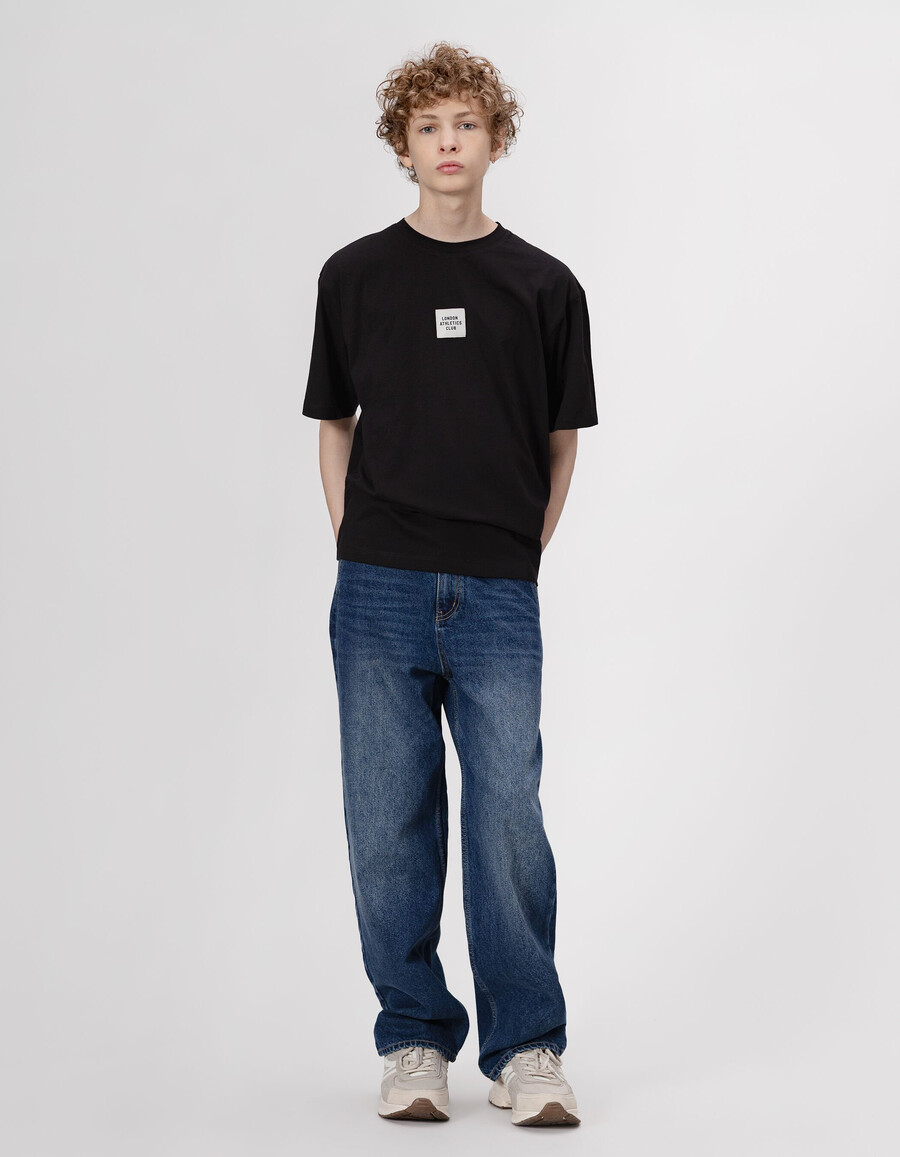 schwarzes kurzarm-t-shirt für jungen mit xl-aufdruck auf dem rücken