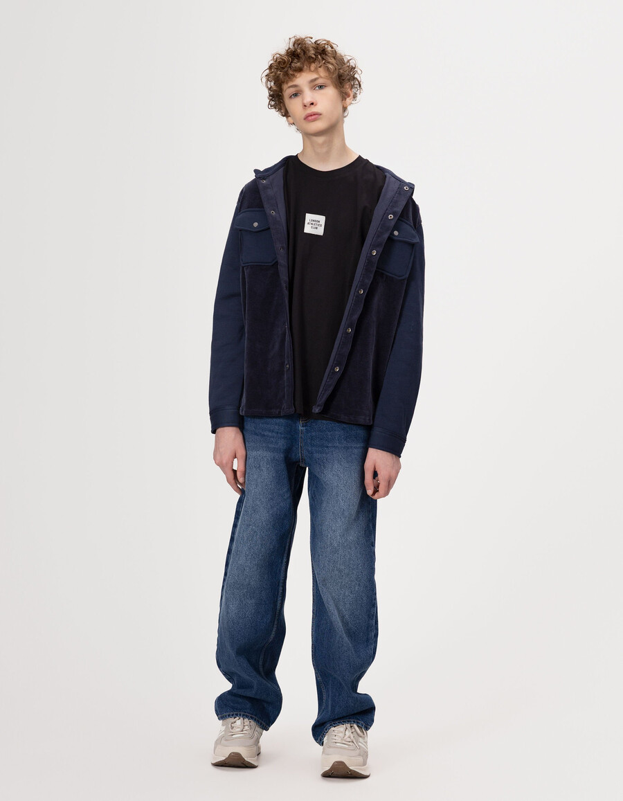 schwarzes kurzarm-t-shirt für jungen mit xl-aufdruck auf dem rücken