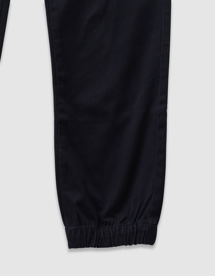 schwarze cargohose für jungen mit elastischem bund