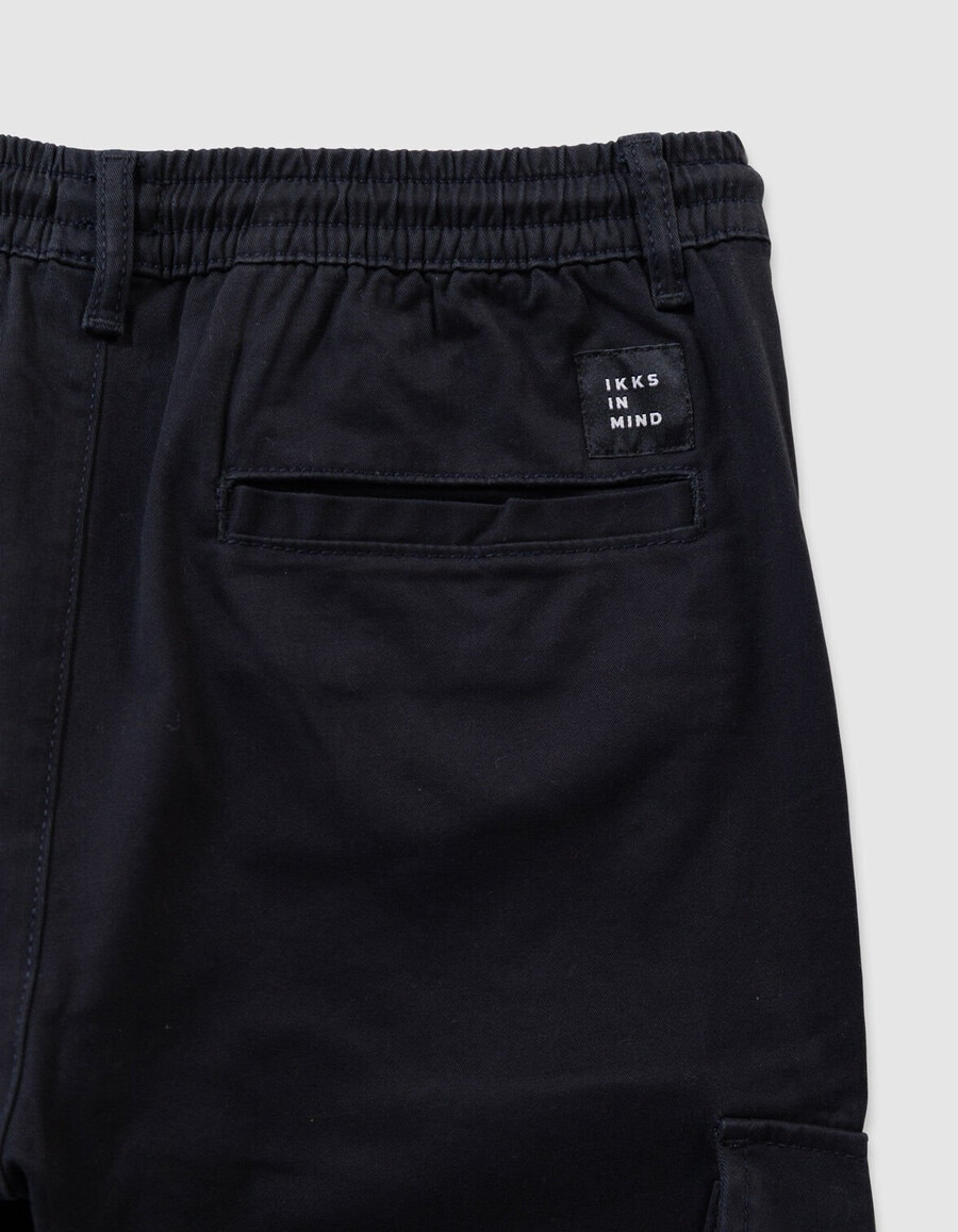schwarze cargohose für jungen mit elastischem bund