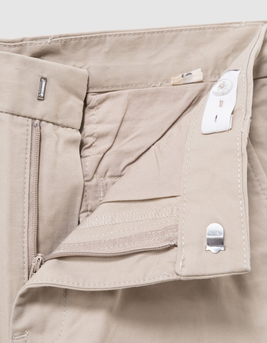 beige chinos für jungen locker geschnitten