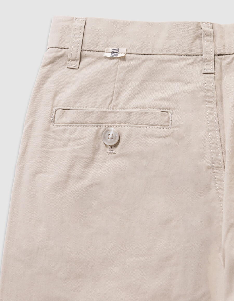beige chinos für jungen locker geschnitten