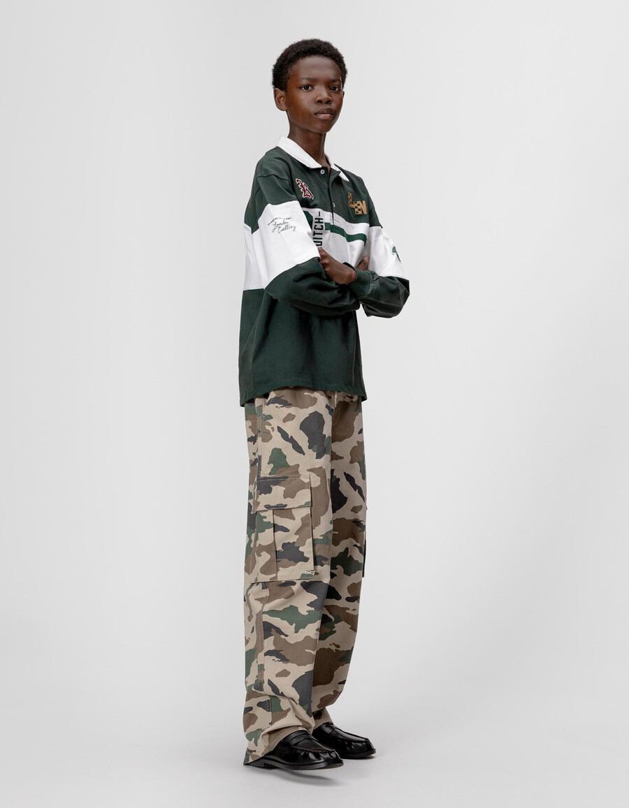 jungen-jogginghose mit beigefarbenem camouflage-print