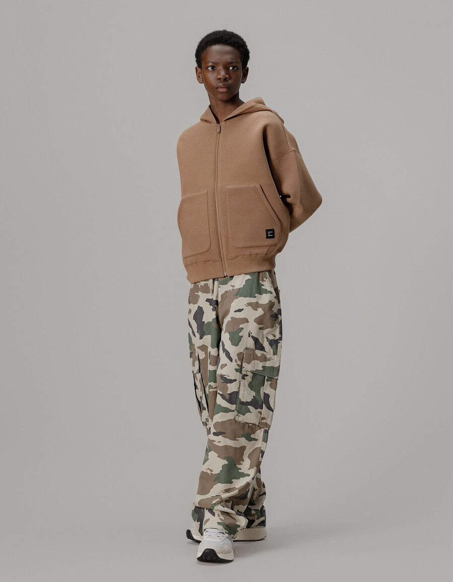 jungen-jogginghose mit beigefarbenem camouflage-print