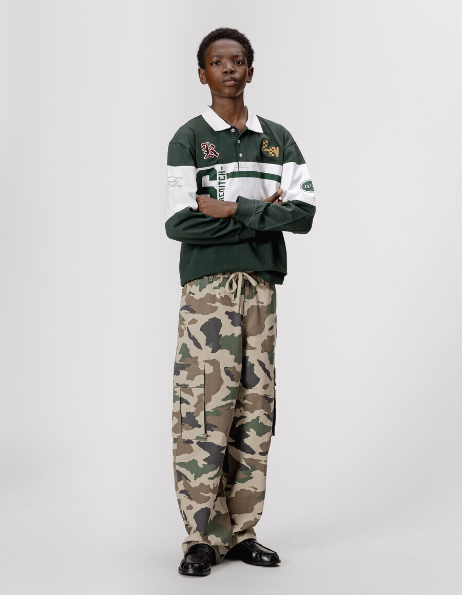 jungen-jogginghose mit beigefarbenem camouflage-print