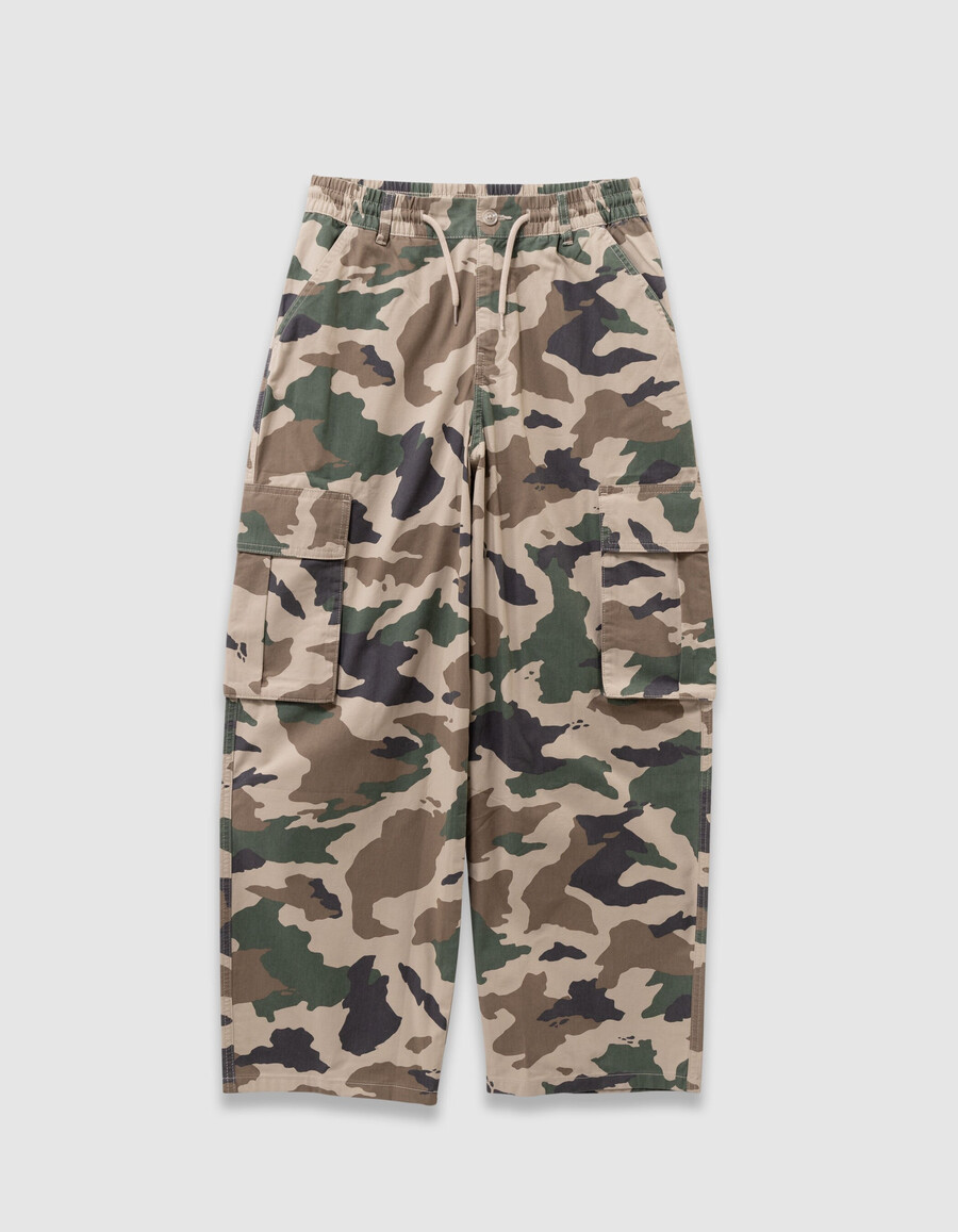 jungen-jogginghose mit beigefarbenem camouflage-print