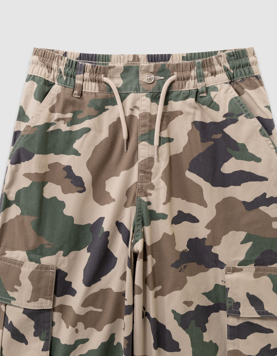 jungen-jogginghose mit beigefarbenem camouflage-print