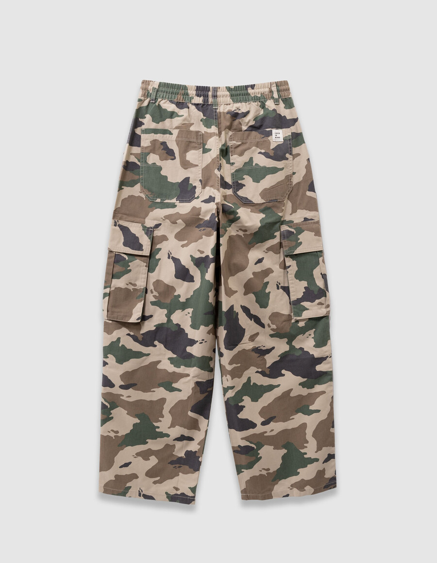 jungen-jogginghose mit beigefarbenem camouflage-print