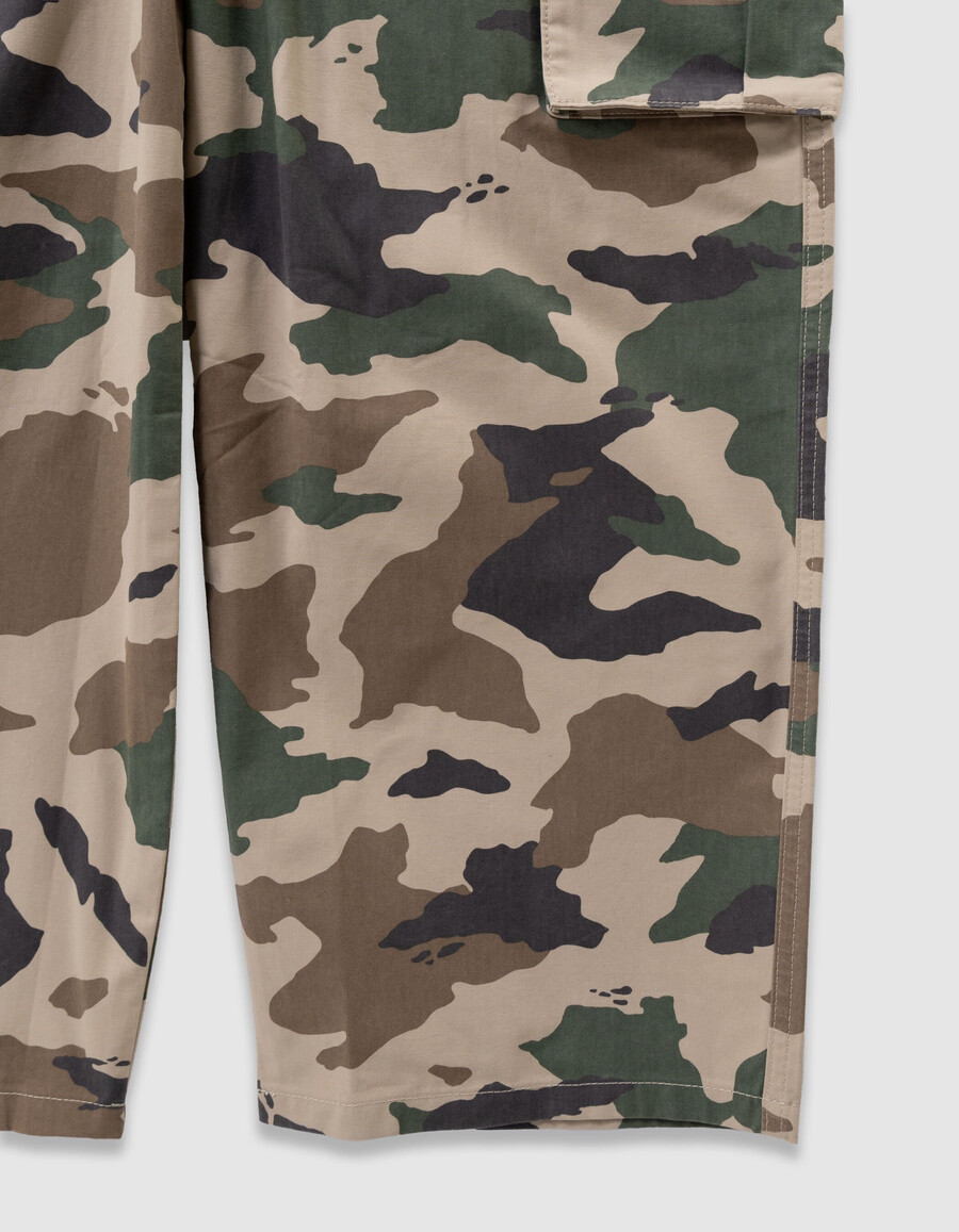 jungen-jogginghose mit beigefarbenem camouflage-print