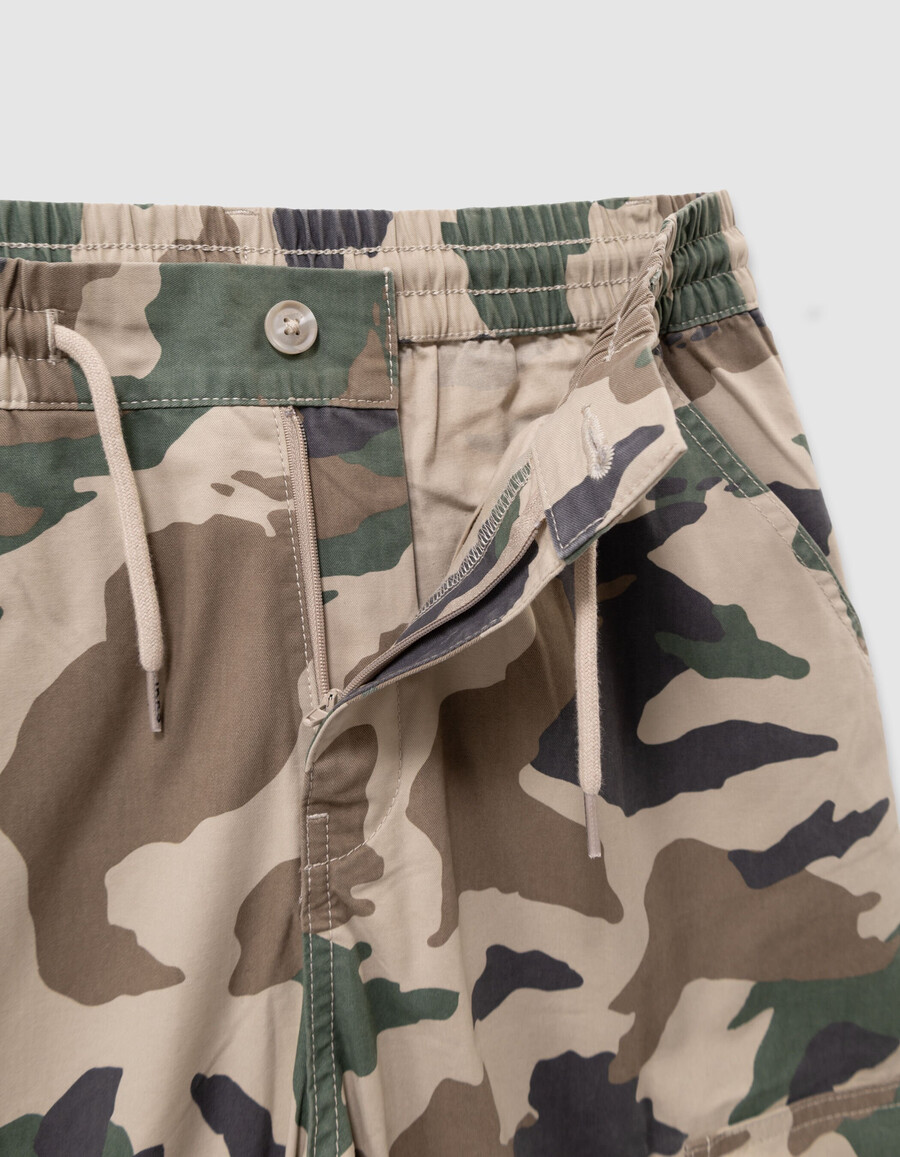 jungen-jogginghose mit beigefarbenem camouflage-print