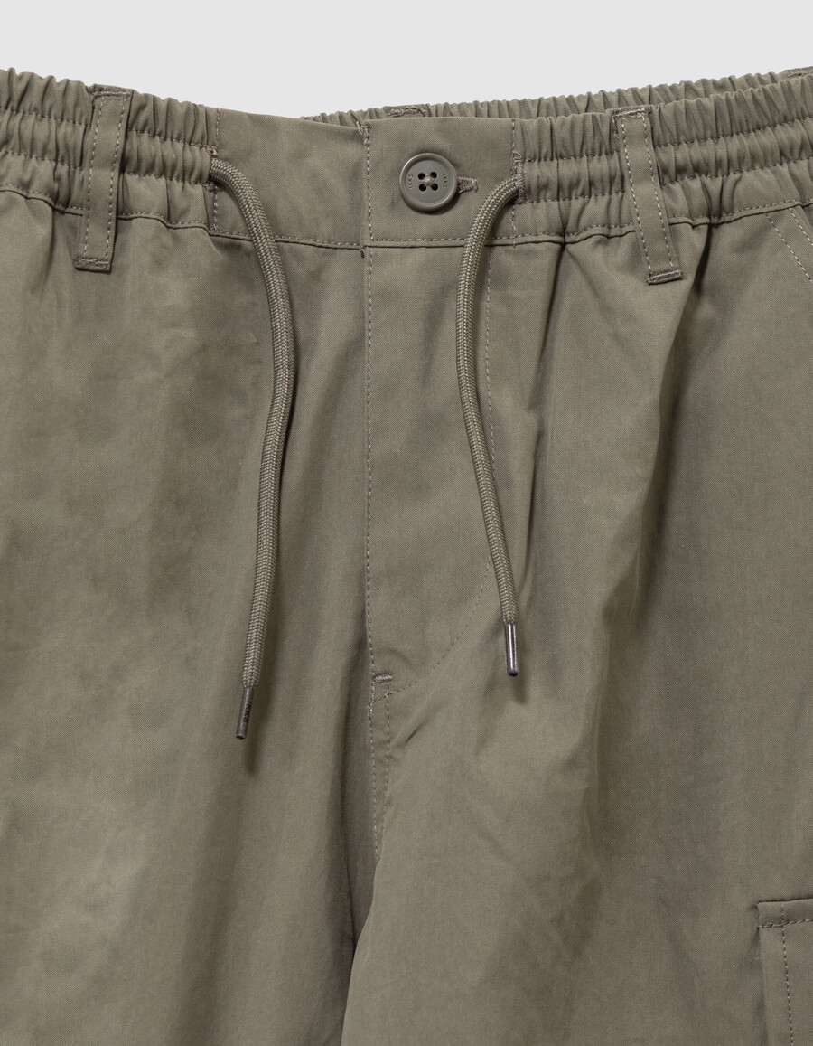 khakifarbene cargohose mit weitem bein für jungen