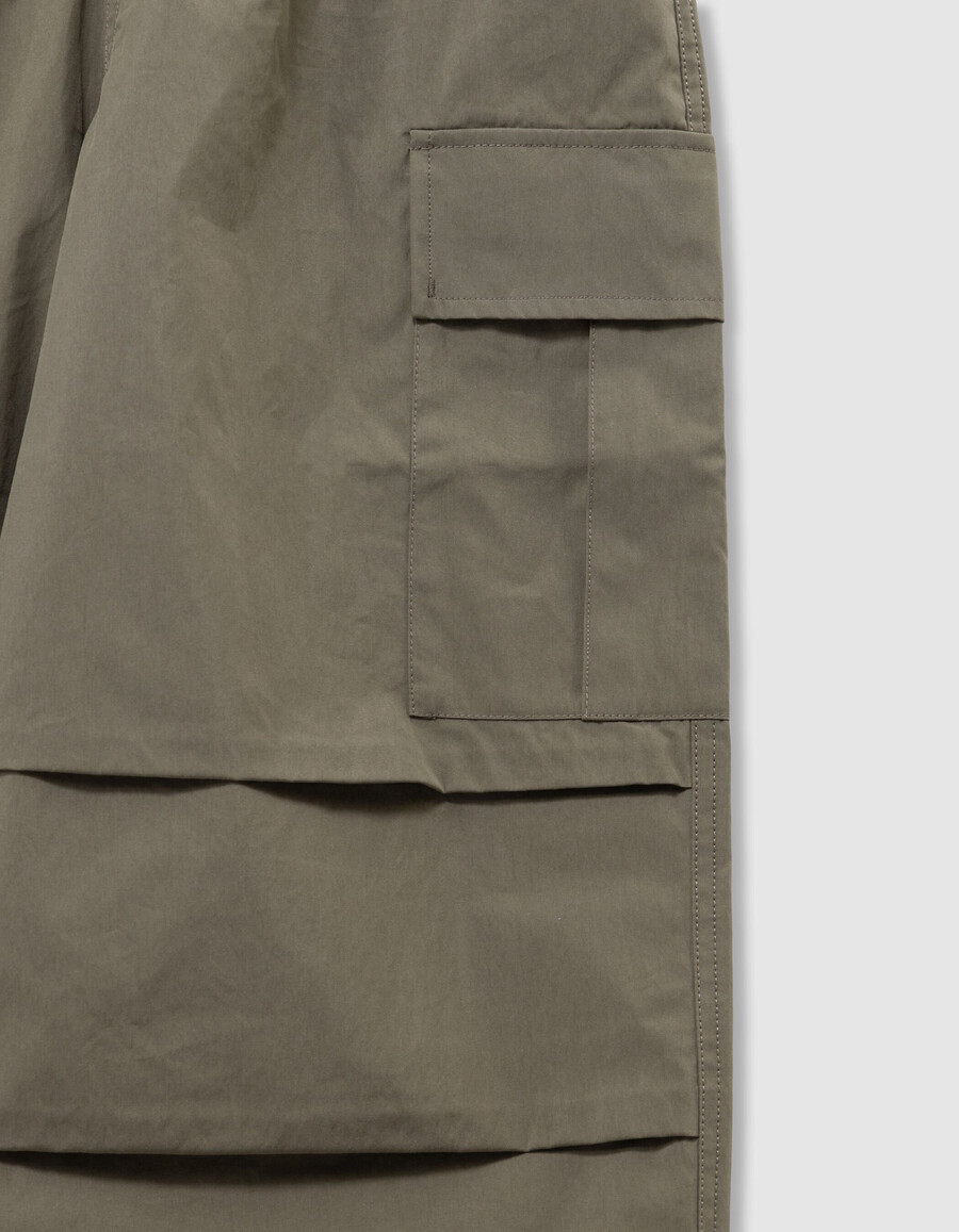 khakifarbene cargohose mit weitem bein für jungen