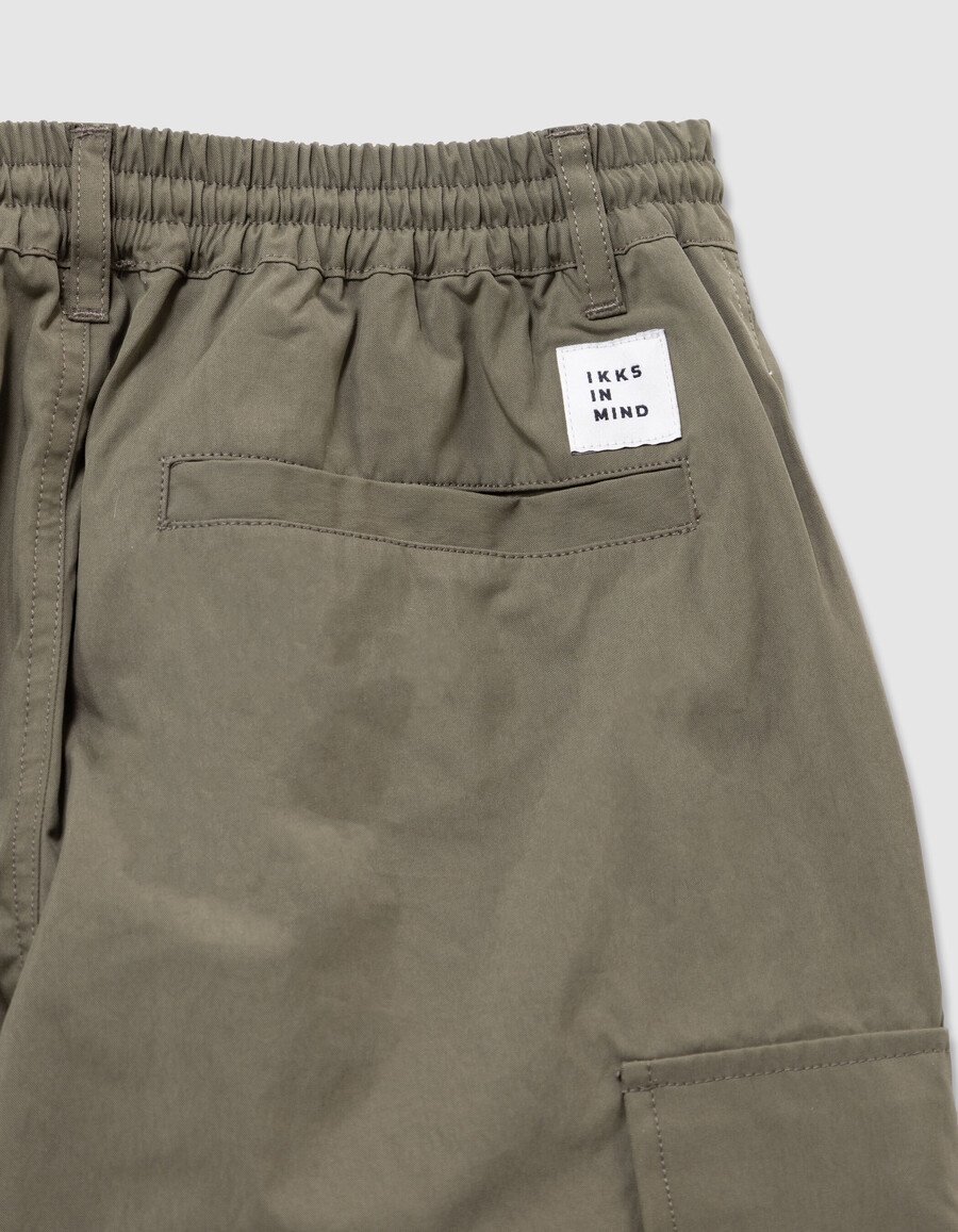 khakifarbene cargohose mit weitem bein für jungen